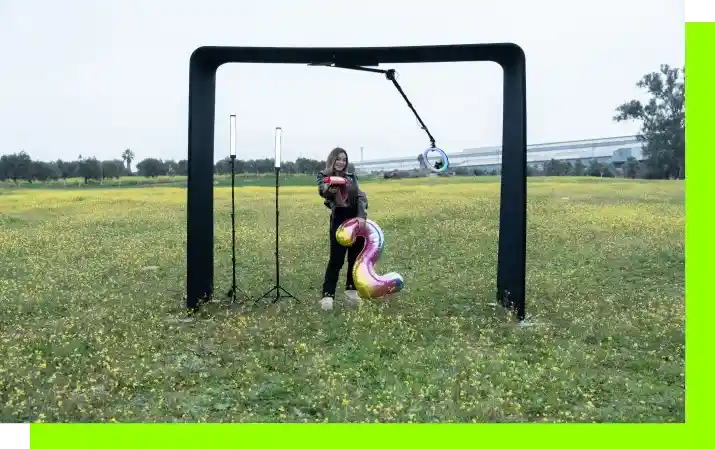 Fotomatón 360 aéreo con brazo robótico probado al aire libre en un campo