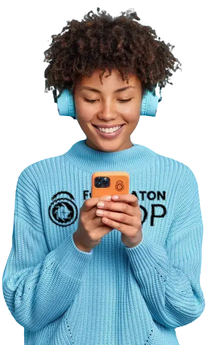 Mujer sonriente con sudadera FotomatonShop consultando el móvil